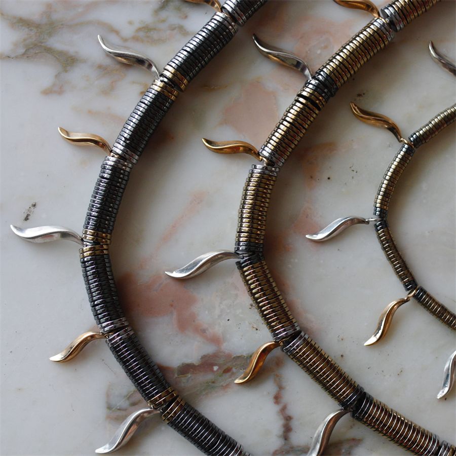 Choker necklace with thin, gold-colored hematite discs FLAME | CL EMATGIR DIS SOTT ORO